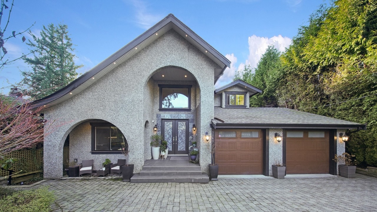 Refined Family Estate in Upper Lonsdale| 5 Bed Home with Private Suite | 3263 Norwood Ave North Van