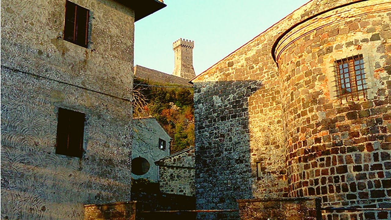 Radicofani: lo scenografico borgo che ammira la Val d'Orcia