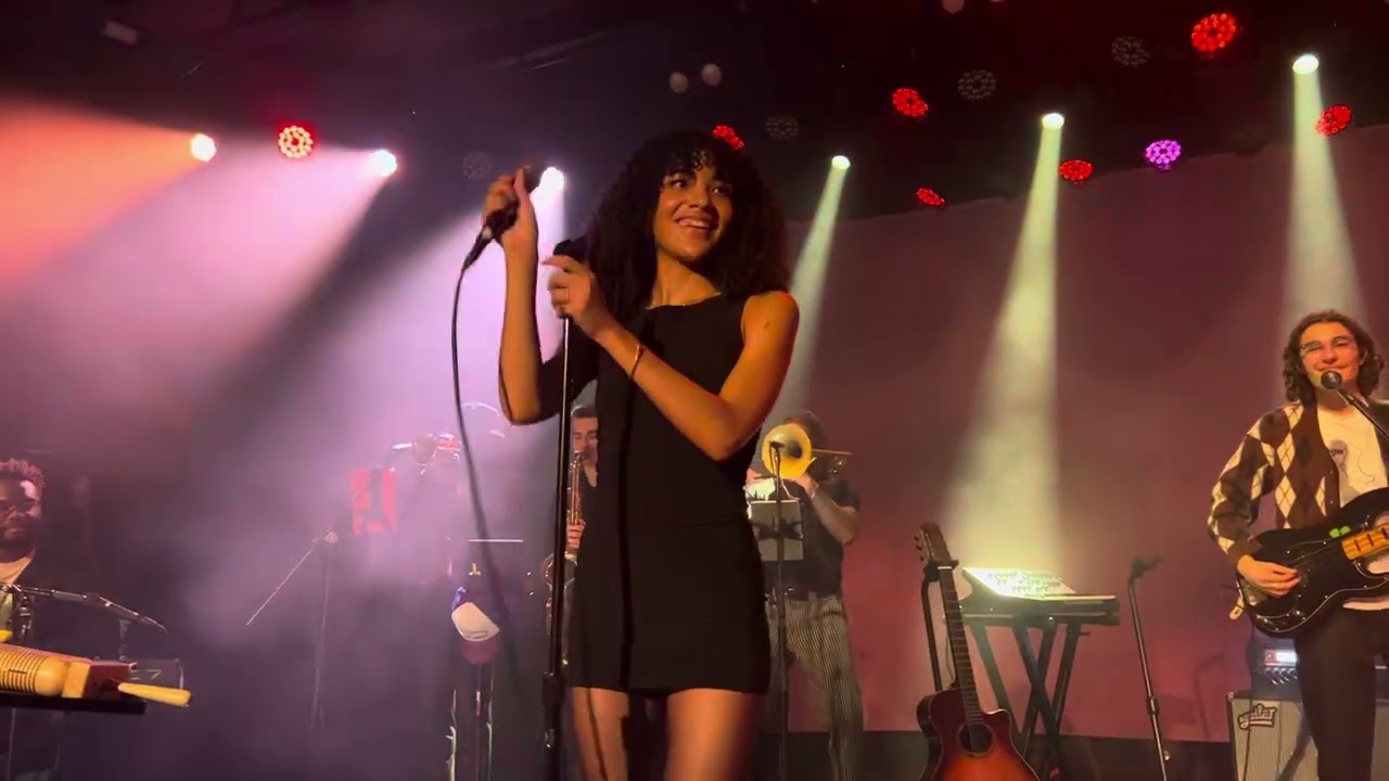Olivia Dean performing Dive at the Roxy Theatre!