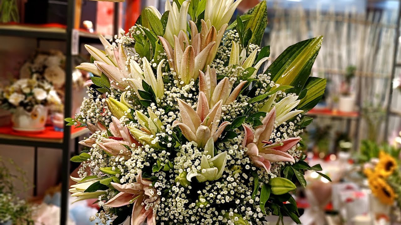How to make glass flower arrangement of centre Lily white and pink flower#day lily flower pot table 