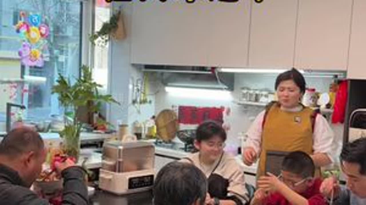 婆婆和双眼失明大伯哥来天津跟我们一起过年，吃完饭送闺女去补课 带着婆婆逛逛五大道#记录真实生活#我的厨房日记#过年