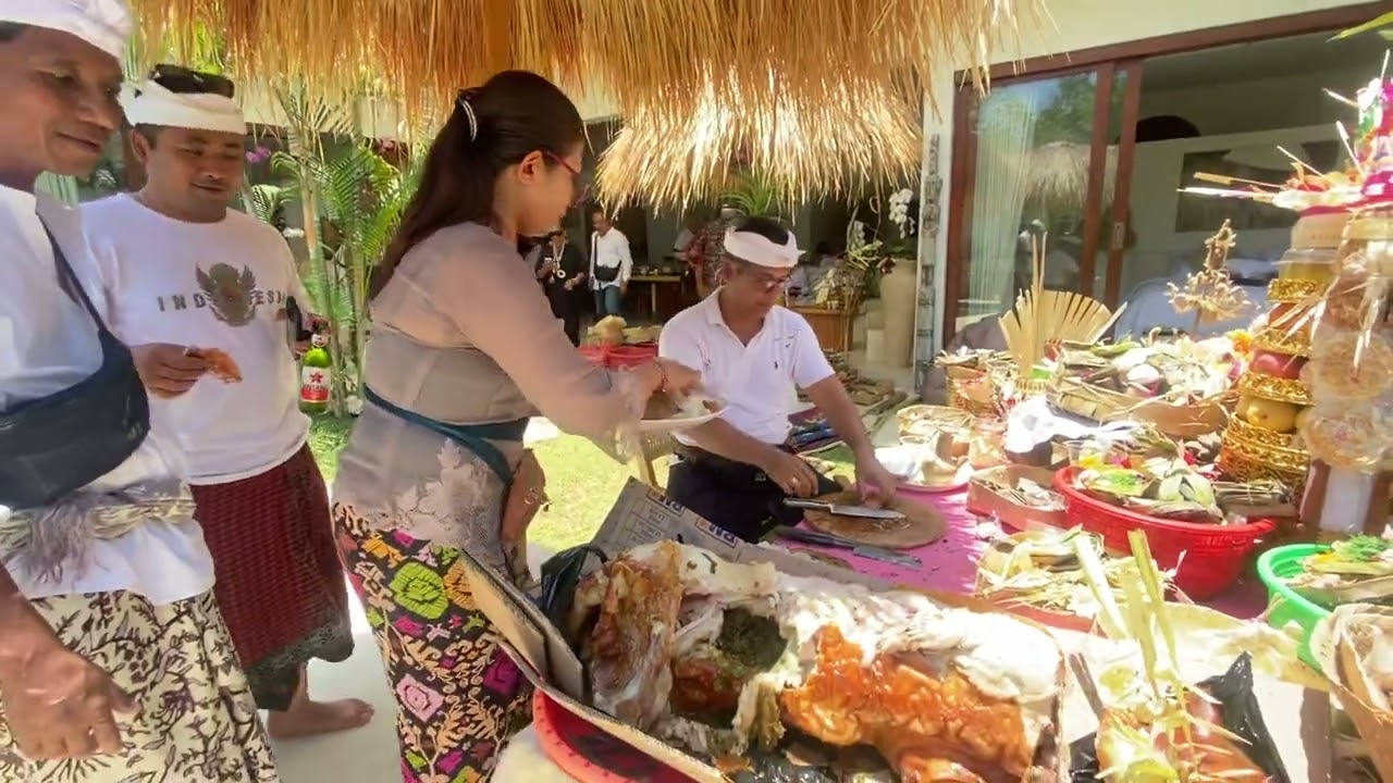 PESTA BABI GULING BESAR UNTUK MELASPAS VILLA SEMUA SENANG MAKAN DAN KULIT KRIYUK ENAK BANGET