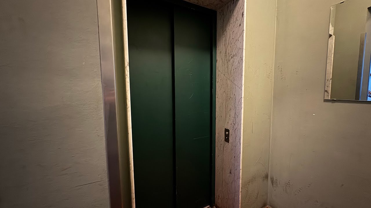 1990 RANGGER Aufzug in einem Wohnhaus in München