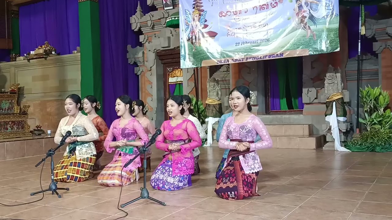 Juara 1 mekidung warga sari dari Bucu Delod Kauh Desa Adat Penglipuran