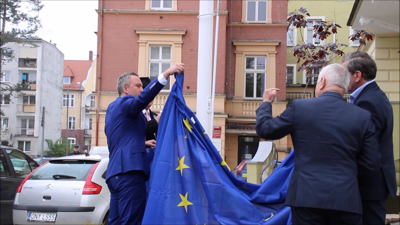 Nowe flagi nad starostwem