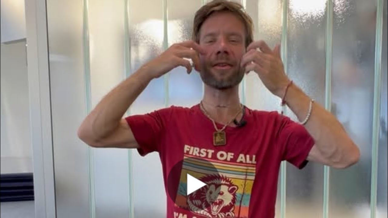 My favorite 5-Minute &ldquo;Airport Yoga&rdquo; Sequence! ✈️ 🧘
