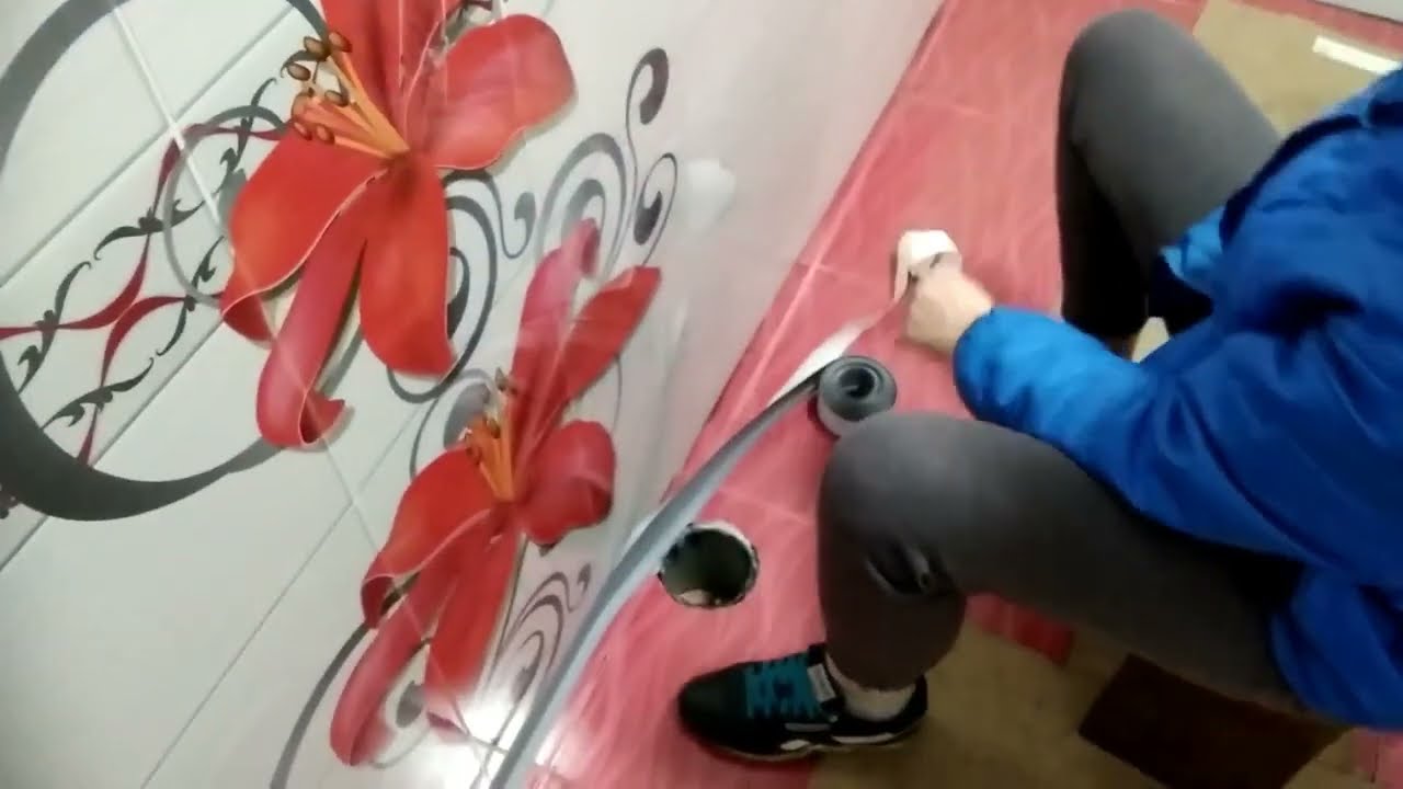 Самоклеющиеся плинтуса на даче в будущем санузле.