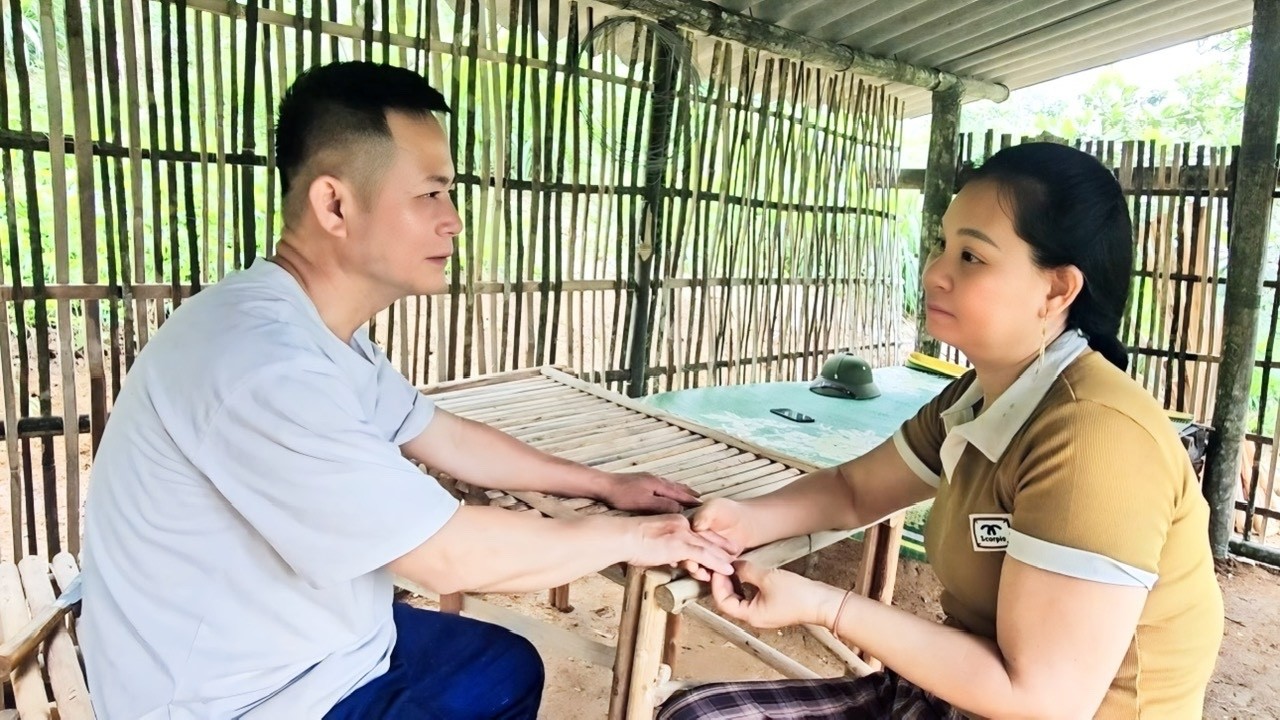 Tuyet and her husband helped each other tidy up some household items