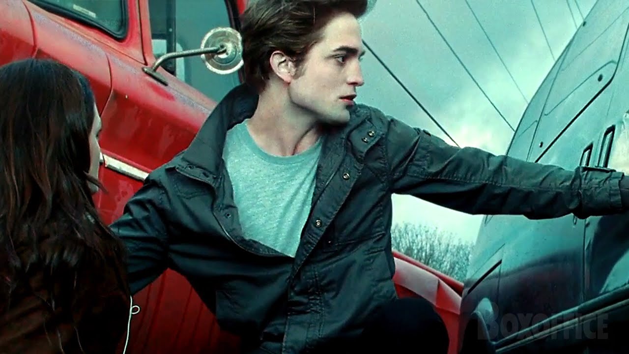 Edward salva a Bella | La escena del automóvil | Crepúsculo | Clip en Español
