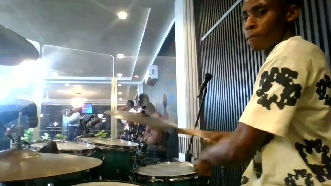 The bassist Carried rye Groove during the worship session 😱😱😱