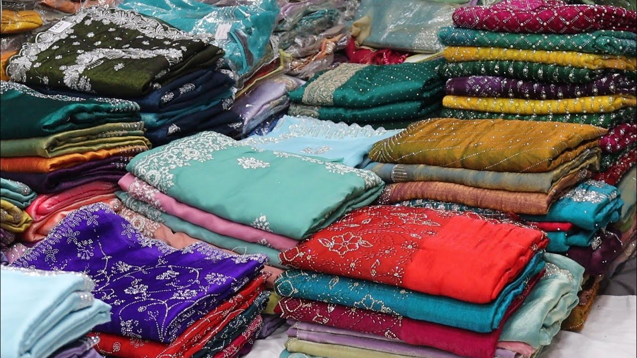 Спецраспродажа RAMZAN: дизайнерские сари с отделкой камнями.