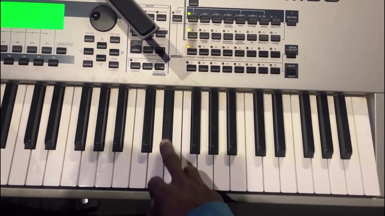 YAMAHA MO8 MUSIC SYNTHESIZER