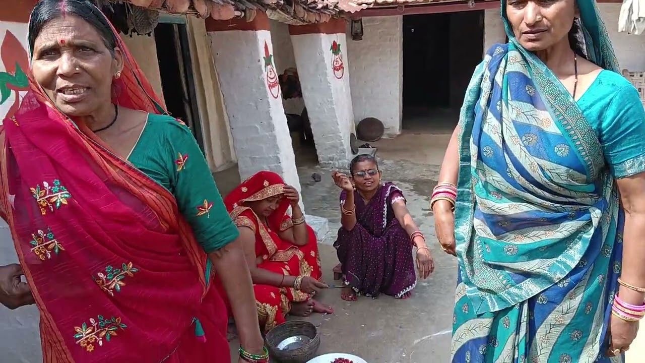 खाना की तयारी में ननद लोग लगी है बारात आने वाली है 