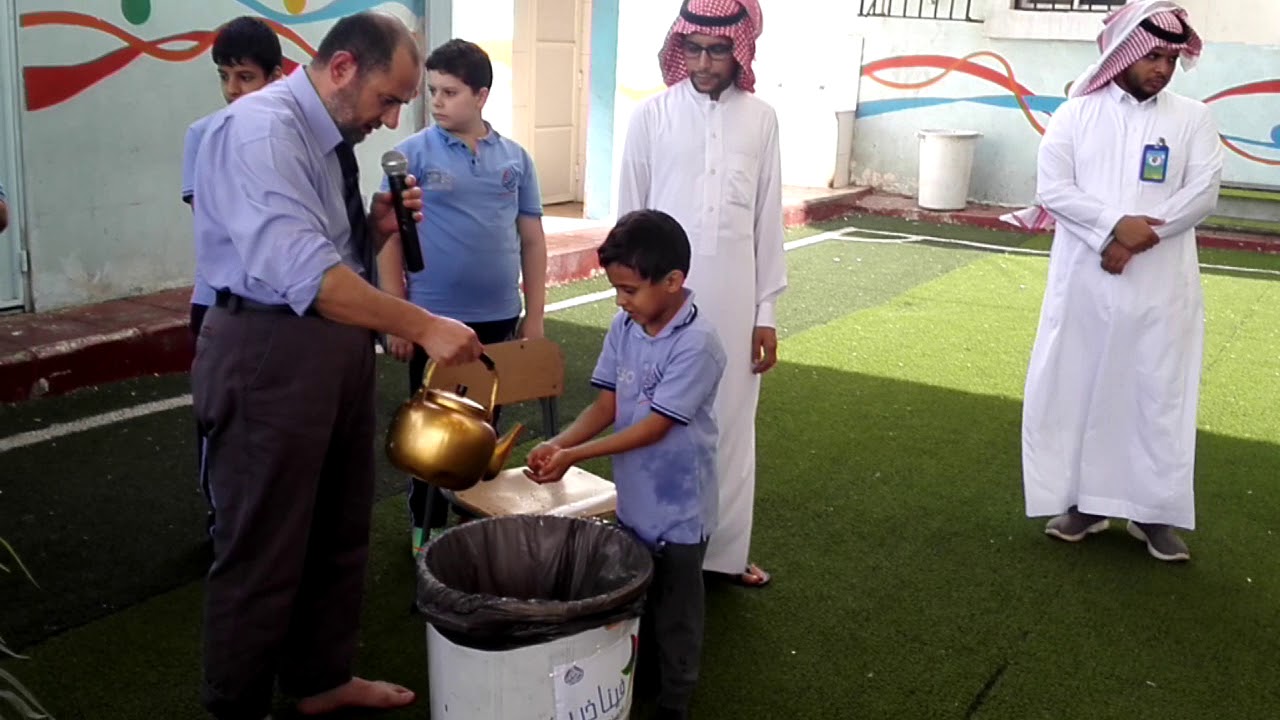 مدارس الفيصلية و تطبيق الوضوء  مع أحد طلاب المدرسة