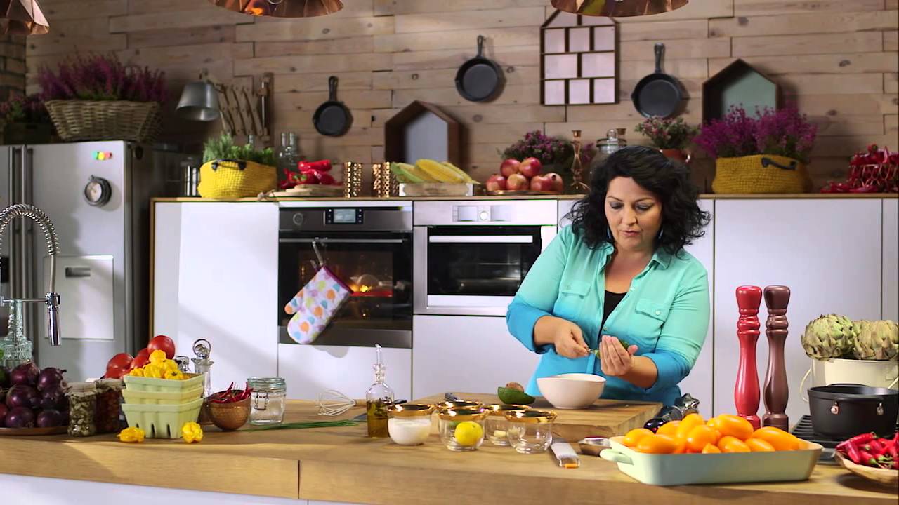 Mautner Zsófi - Pármezános bundás csirkemell chilis avokádómajonézzel