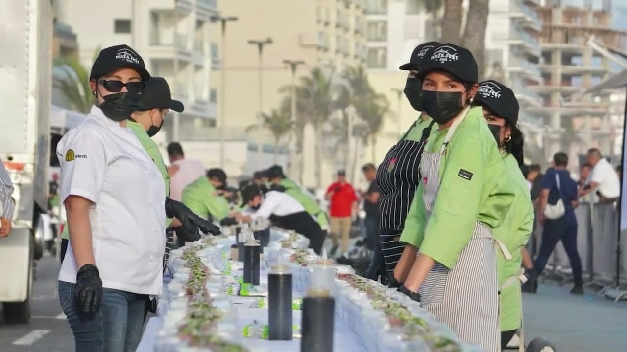 El Puerto de Mazatlán rompió un Récord Guinness, al preparar el sashimi más largo del mundo