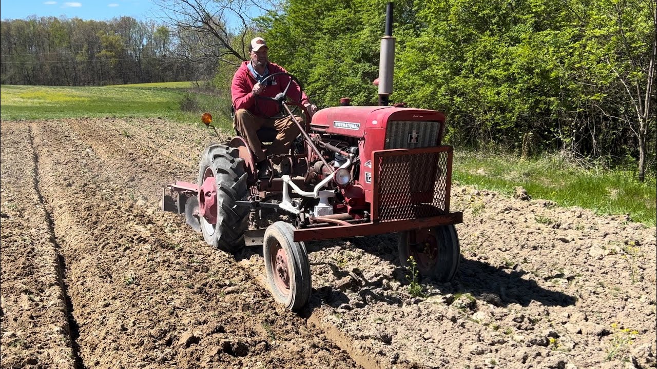 Весеннее дискование с помощью 70-секундной Farmall 140