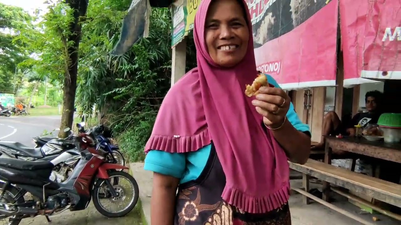 SUASANA PEDESAAN KAMPUNG PINGGIR  SAWAH,DESA JOKO AREK BARAT GUNUNG LAWU