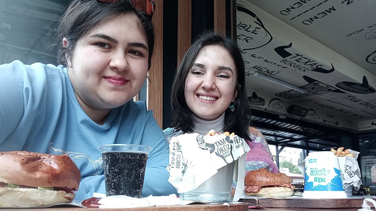 HAMBURGER MUKBANG KARDEŞİMLE ÖKÜZEFENDİDEN TAVUK BURGER YEDİK  KOVA PATATES SINIRSIZ İÇECEK AYRAN