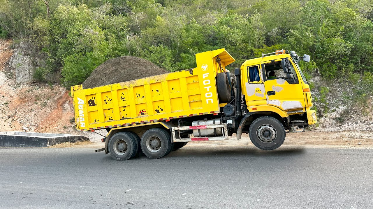JAMAICA EAST SIDE TRUCKERS /  S6-E1 / FULLY LOADED TRUCKS CLIMBING STEEP GRADE
