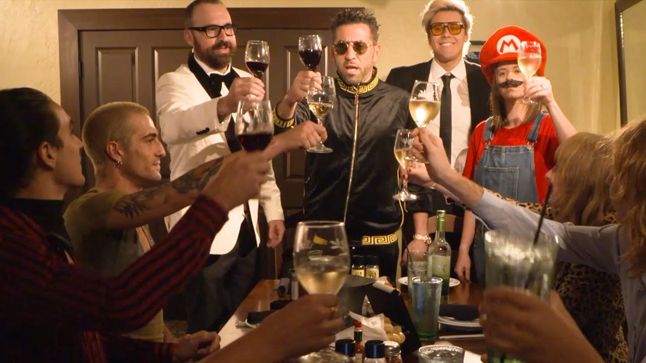 Italian band Maneskin tries Olive Garden for the first time ever with the Klein. Ally. Show.