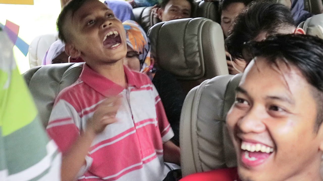 Aksi pengamen jalanan membawakan lagu dangdut dengan kocak | VIRALL...