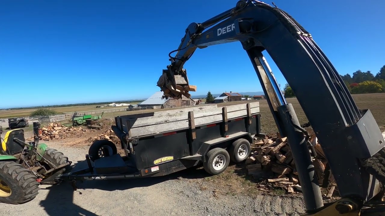 Firewood Friday: Loading firewood with the John Deere excavator on the farm