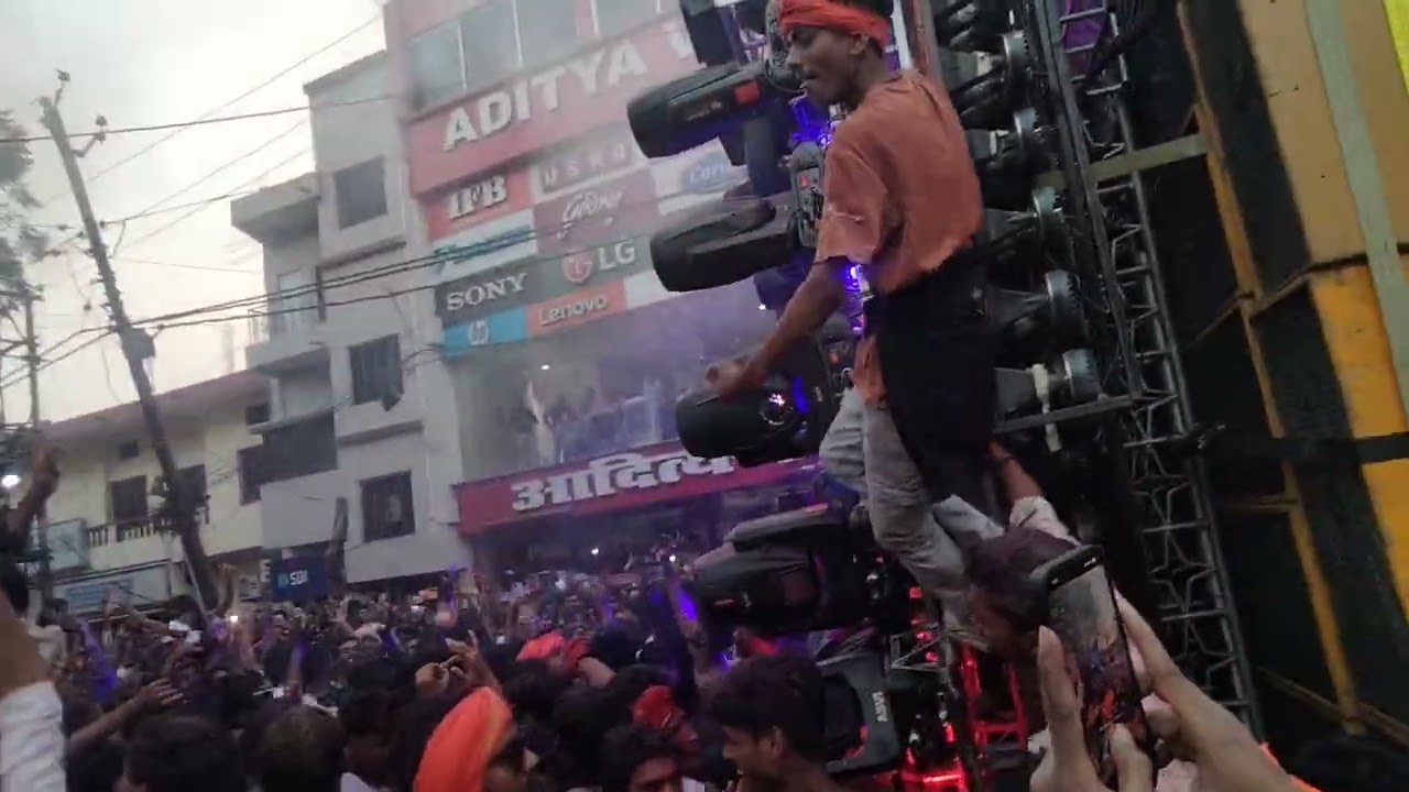 बलिया महाशिवरात्रि में चौरसिया डीजे में और तक डीजे में भयानक हुआकंपटीशन