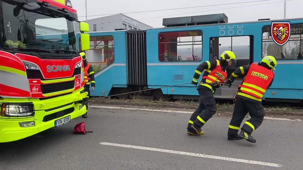 17.4.2023 V Ostravě se střetl osobní automobil s tramvají, hasiči používali naviják | HZS MSK
