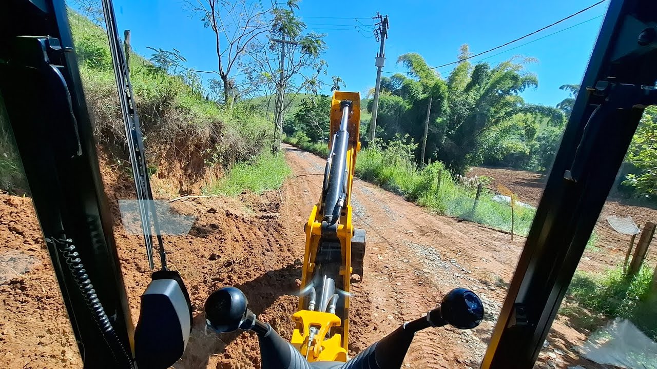 Retroescavadeira jcb 3cx,  fazendo limpeza da estrada. 