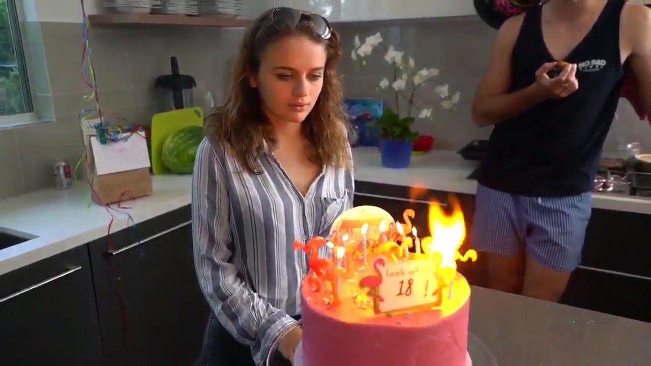 Joey King assoprando suas velinhas de 18 anos na Festa dos Flamingos!
