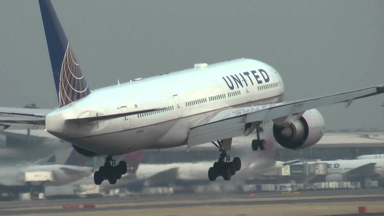 United Airlines　Boeing777-200　N77014　Narita Airport Landing 00400