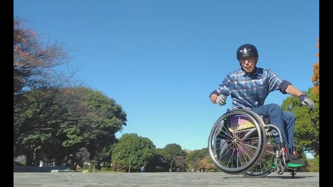 車椅子で遊びます。(もちろん怪我しないよう練習してますので、突然真似しないでね。）　側転てあまり無いですが、意外と車椅子ってバックに弱いので、振り回されて転倒します。その対策の練習で遊びです。