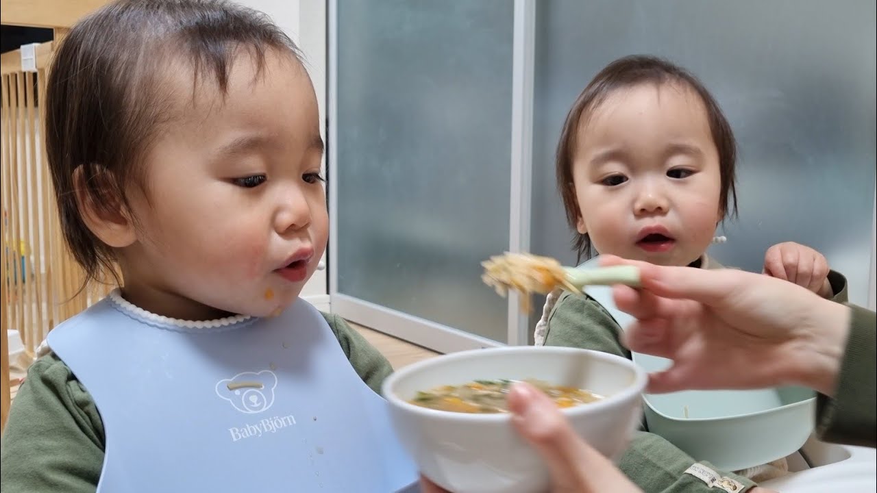 初めてラーメンを食べる1歳双子