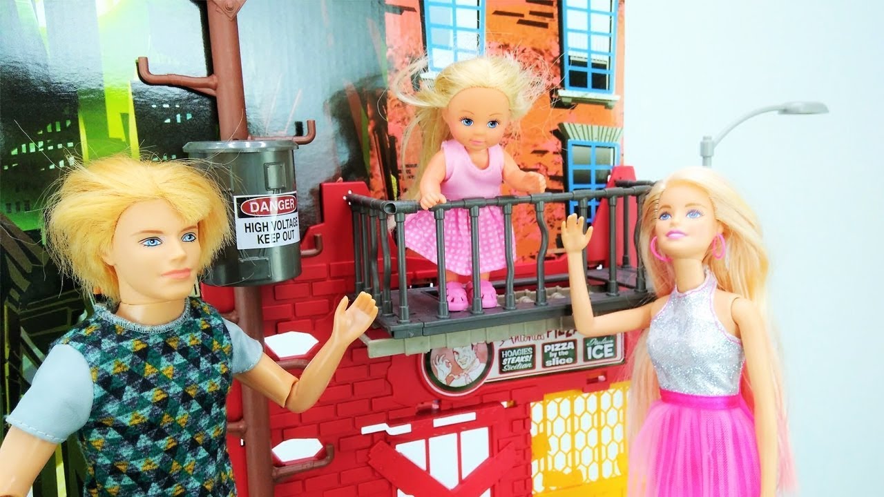 Giochi per bambini. Video con i giocattoli. Le bambole Barbie