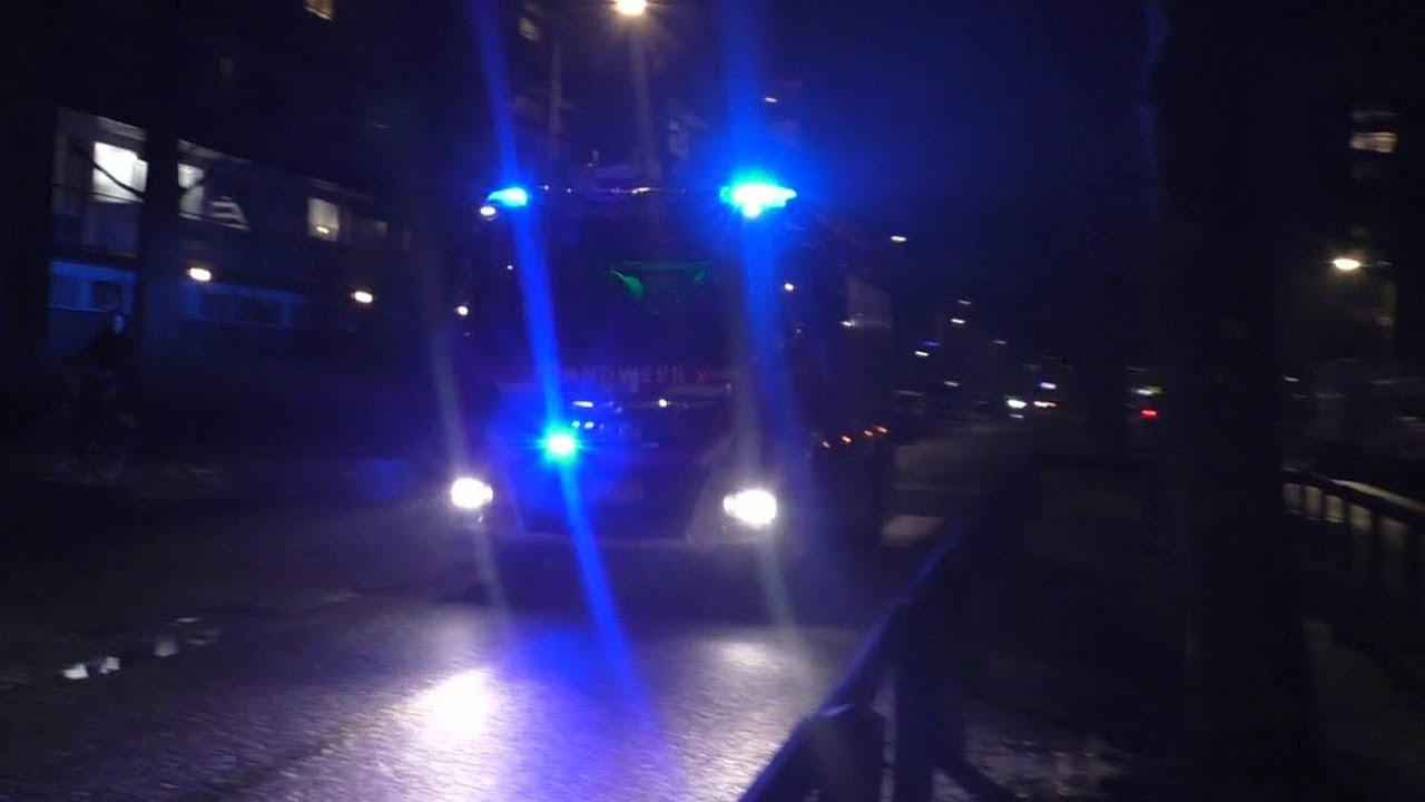 P1 Hulpdiensten met spoed naar een Schoorsteenbrand Hoepel Sliedrecht 