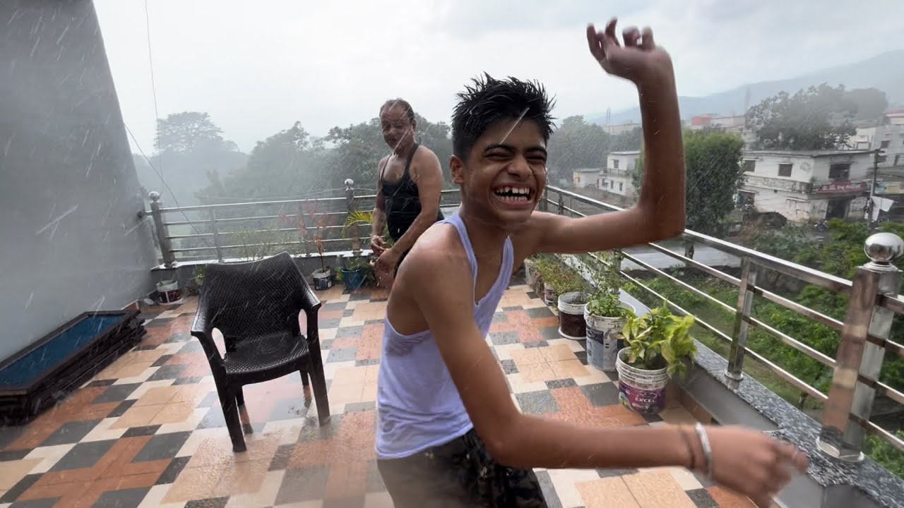 Baarish Ke Full Majje Le Liya 🤣