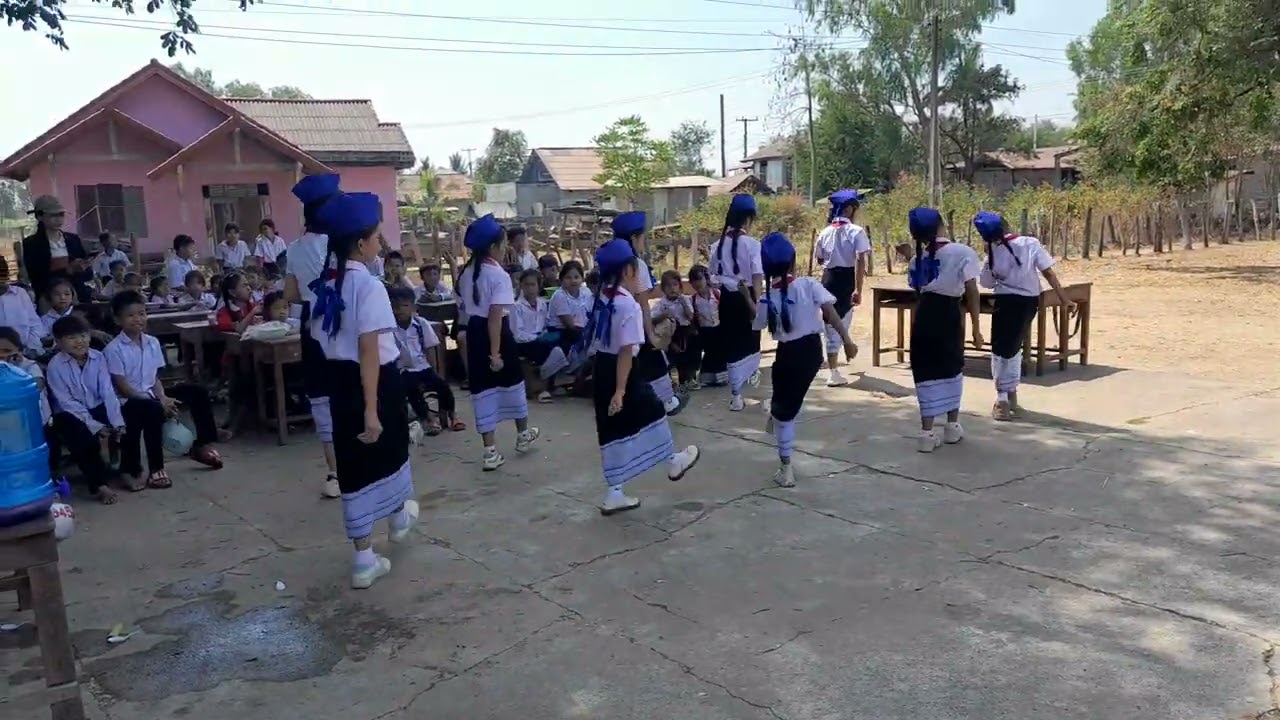 เต้นบาสโลบ (ເຕັ້ນປັດສະຫລົບ)ນັກຮຽນປະຖົມ