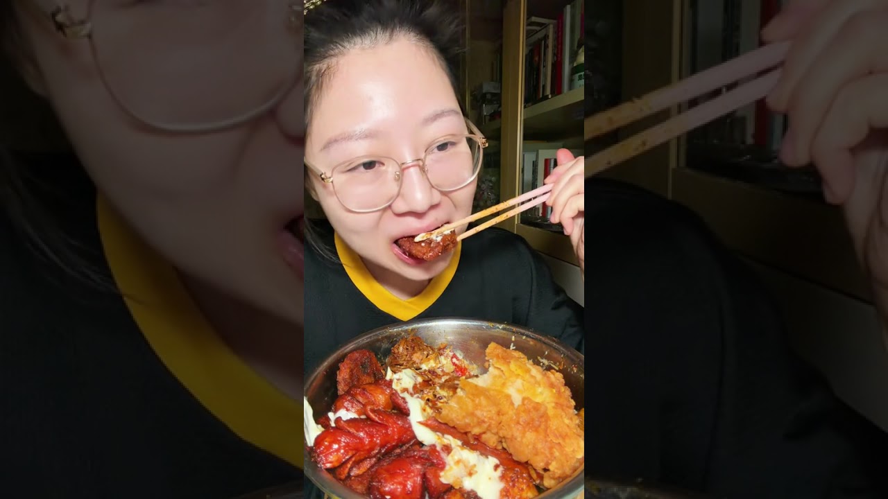 A primary school student passing by saw the grilled fried chicken cutlet salad dressing an
