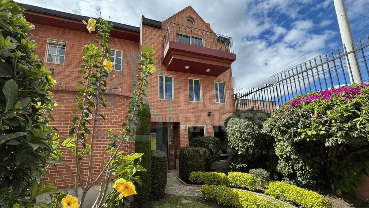 Encantadora casa en Ch&iacute;a con jard&iacute;n, balc&oacute;n y excelente ubicaci&oacute;n