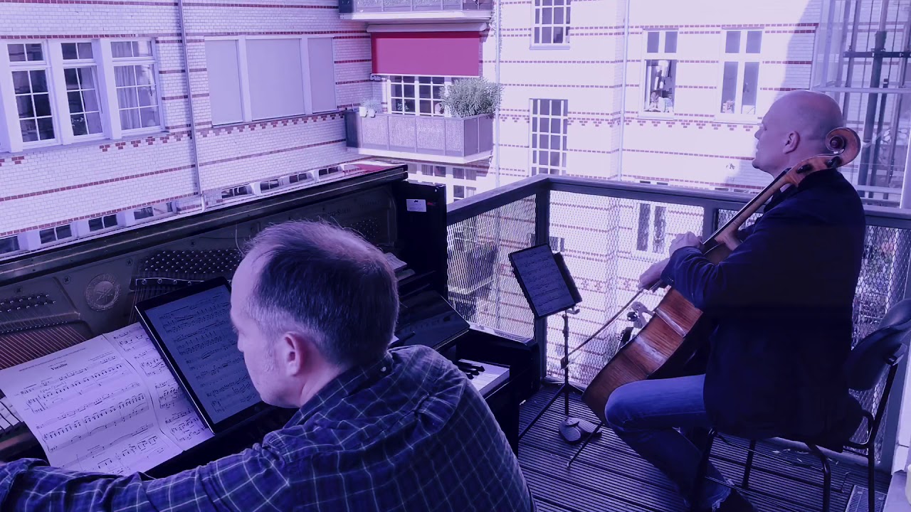 Duo Runge&Ammon plays Hendrix Purple Haze from their balcony