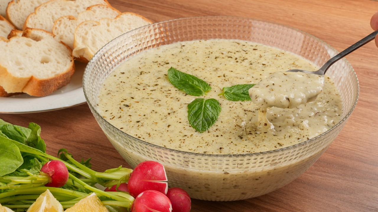شوربة الفقراء اللي صارت أشهر شوربة بتركيا | Yayla Çorbası الأصلية بطعم ما بينسى