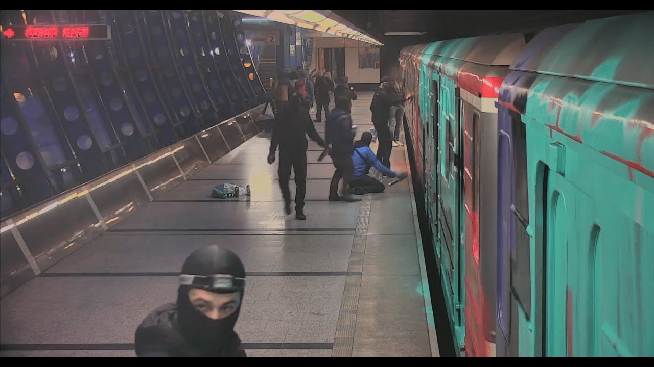 Maskovaný gang posprejoval metro B Rajská Zahrada stanice v Praze