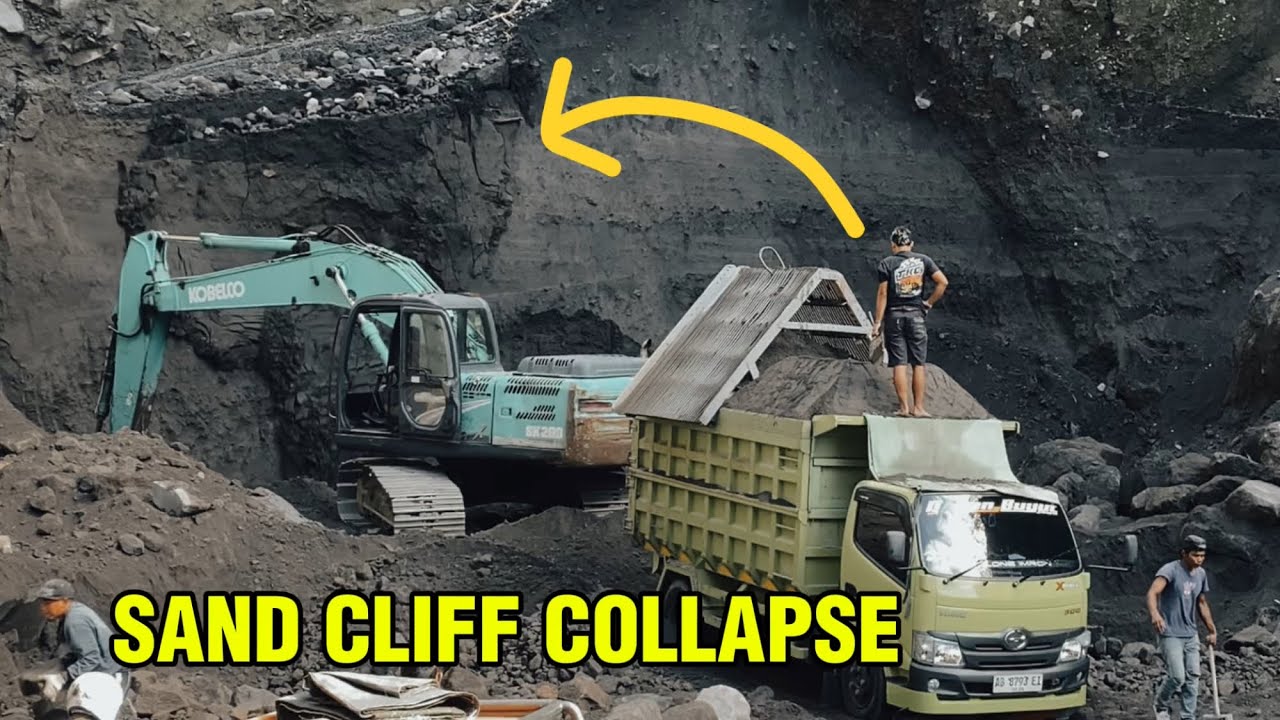 Excavator working || SAND CLIFF COLLAPSE