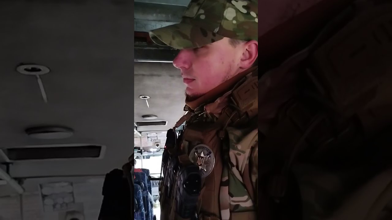 Перевірка громадського транспорту на блохпосту.