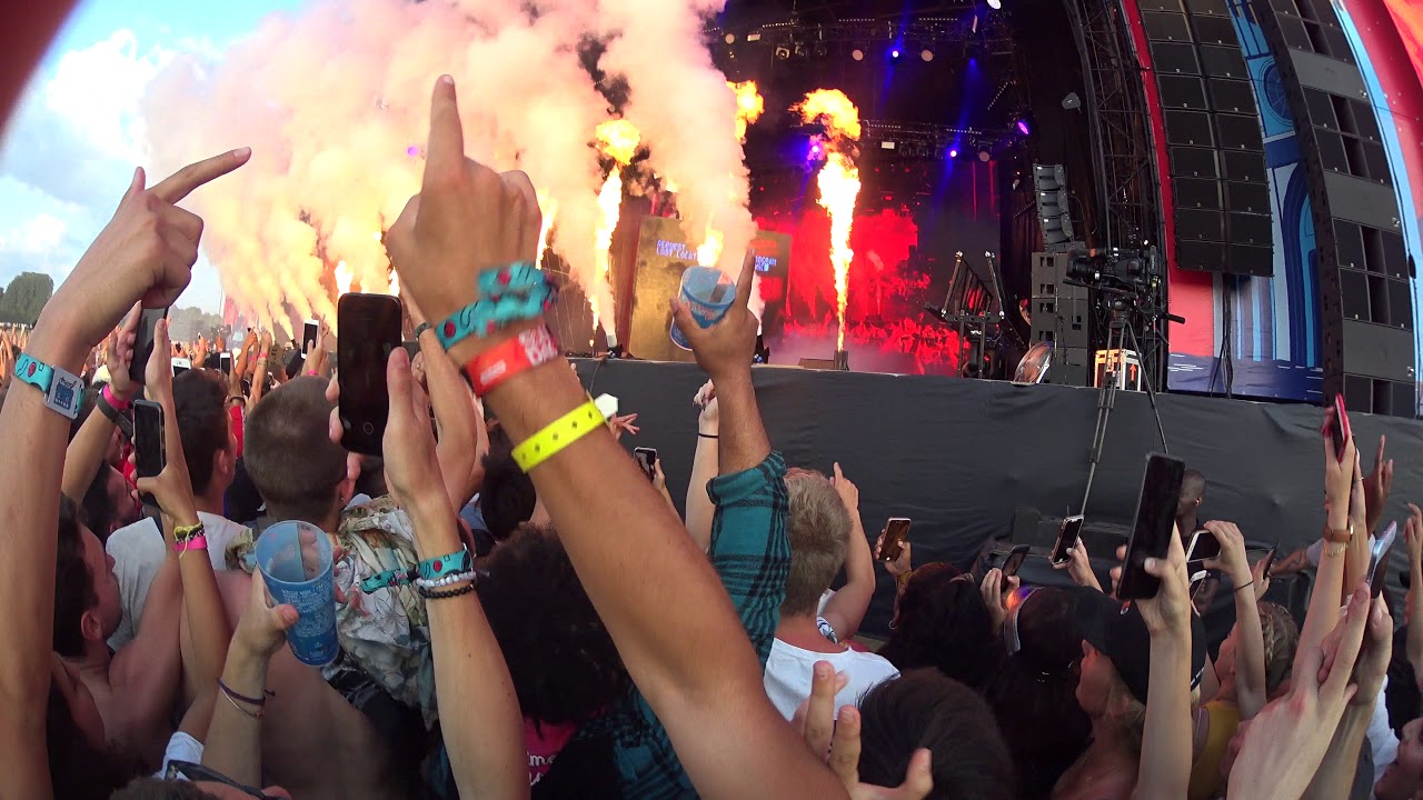 Travis Scott - Butterfly Effect 🔥   wiath a fan on stage live in paris 2018 france (4k)