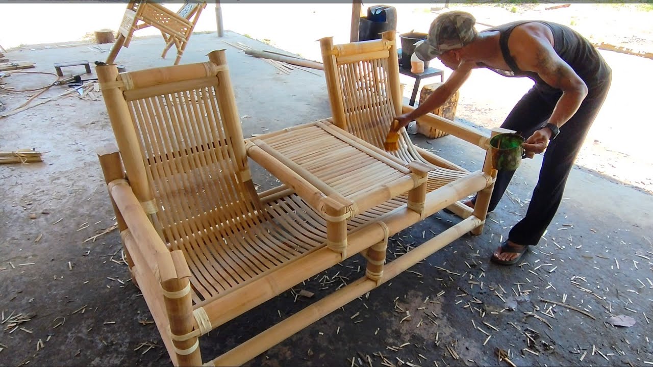 Membuat kursi santai dari bambu//dilengkapi dengan meja unik yang berada di tengah kursi..