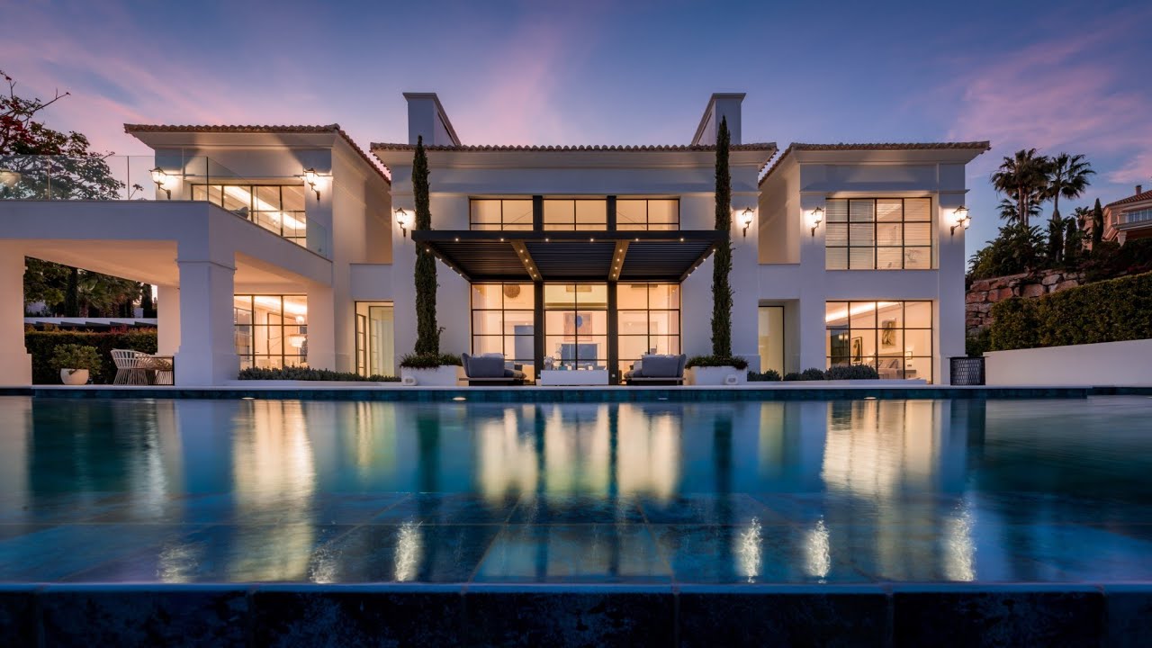 Chic and modern frontline golf villa in Los Flamingos golf
