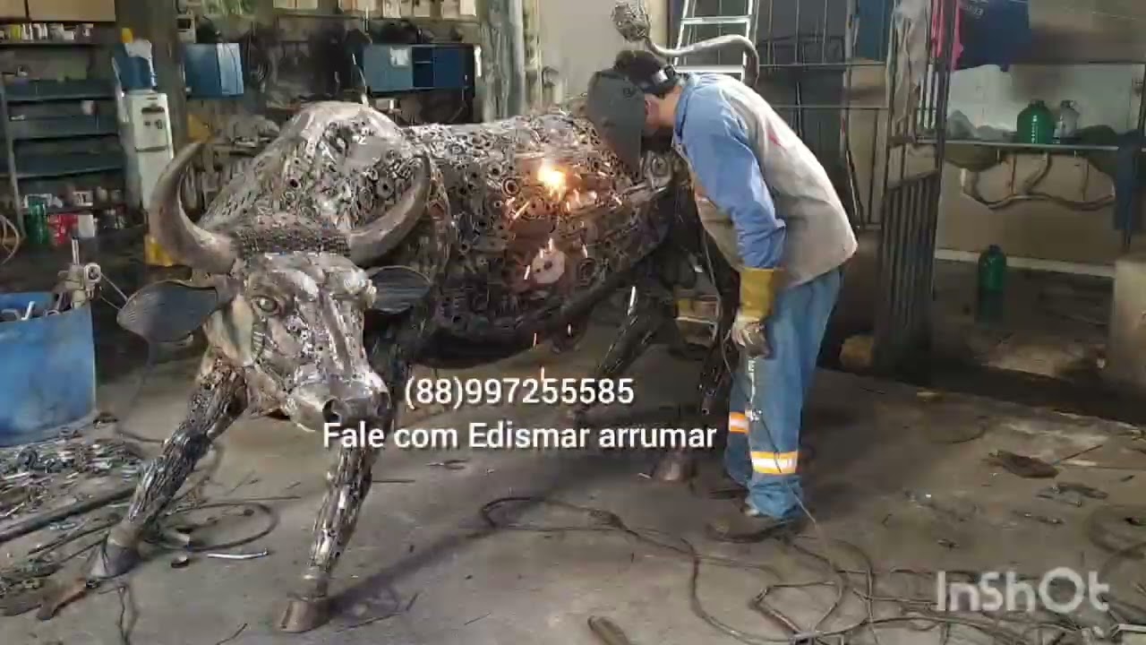 touro feito com sucata de ferro velho.