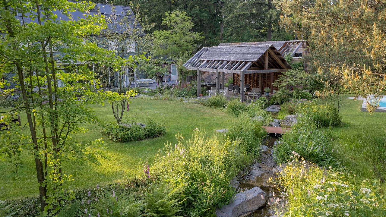 Van Mierlo Tuinen _ Woodland garden with Red Cedar cabin